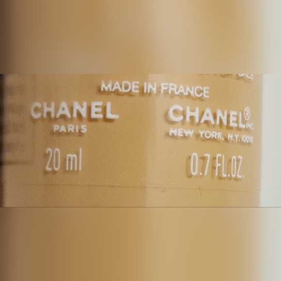 CHANEL "01-IVOIRE" SUNSCREEN FLUID MAKEUP BROAD SPECTRUM SPF 15 - Picture 3 of 3